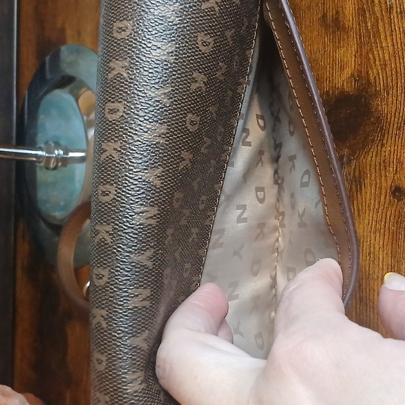 NEW!! DKNY Signature Logo Brown Bryant Flap Over Shoulder Bag/crossbody/ Clutch - Picture 9 of 17